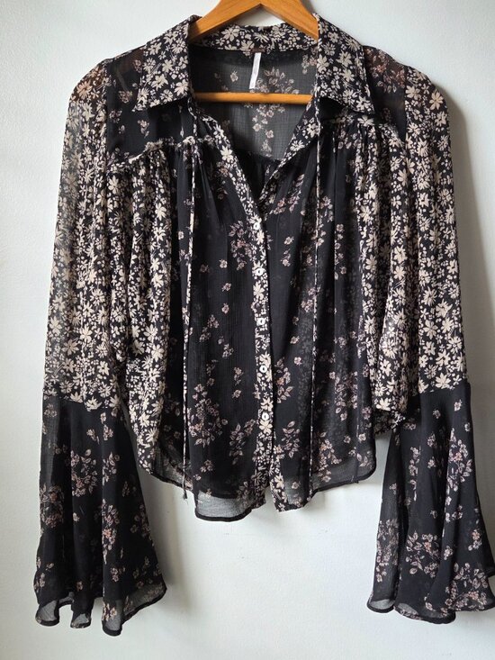 Free People Tops - EUC FREE PEOPLE DITSY FLORAL ROMANTIC BOHO TOP SIZE XS
